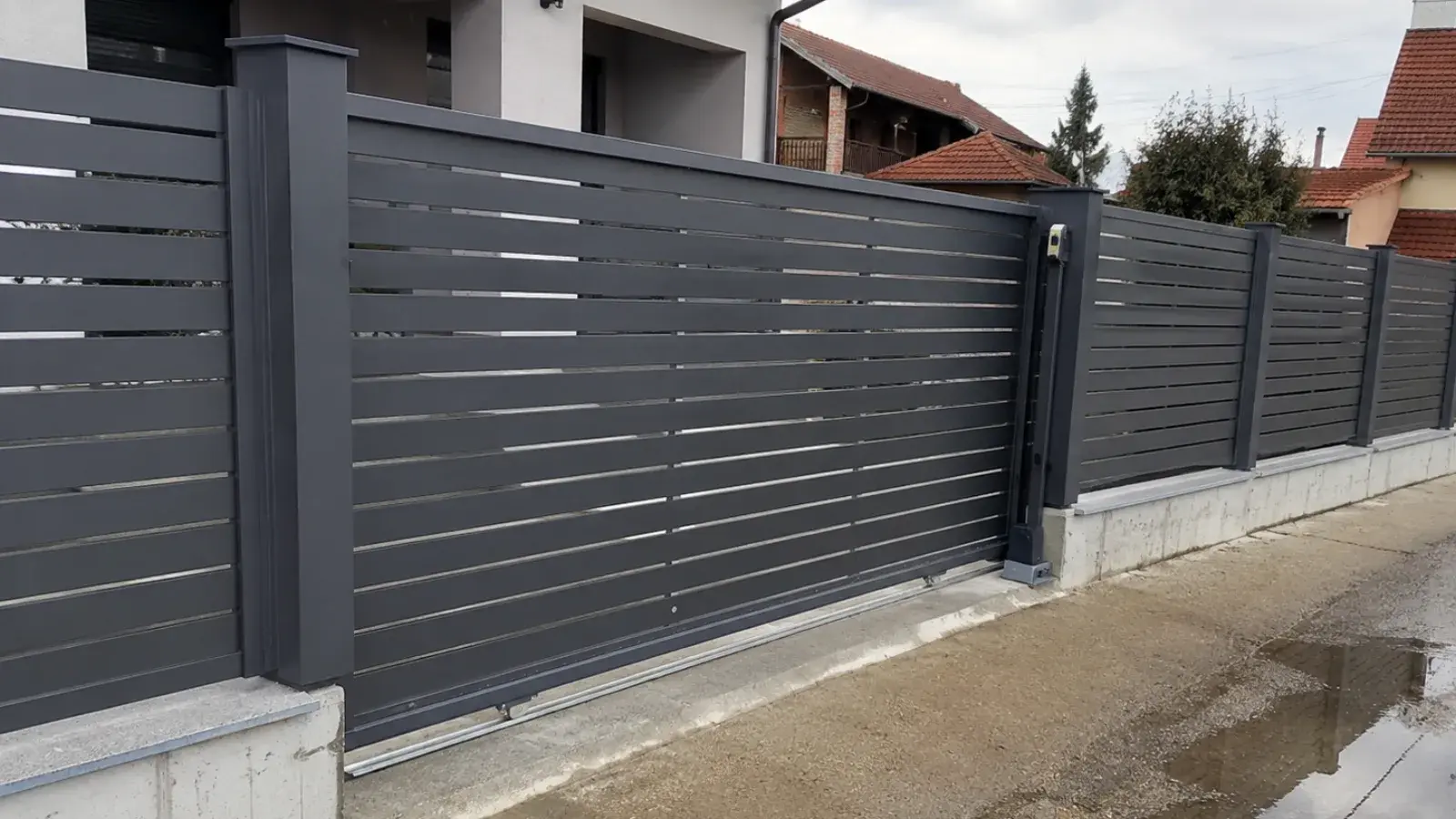 Antracit aluminijumska ograda sa horizontalnim lamelama duž ulice