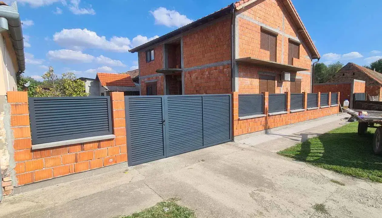 Kuća u izgradnji sa novom antracit aluminijumskom ogradom i kapijom