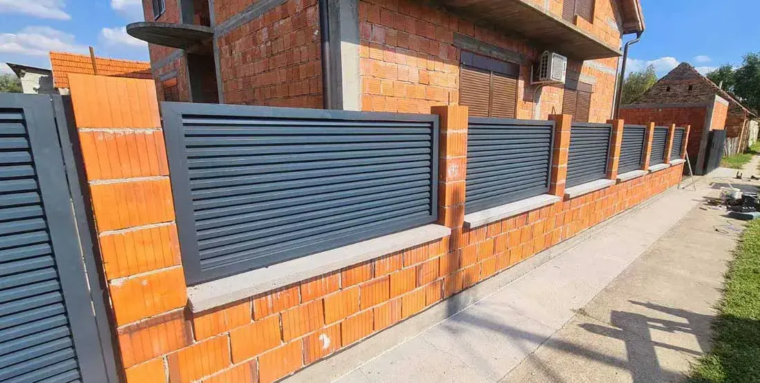 Aluminijumska ograda sa lamelama na podnožju od cigle