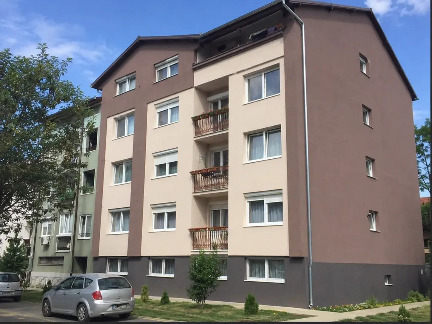 Stambena zgrada sa novim prozorima i balkonskim vratima