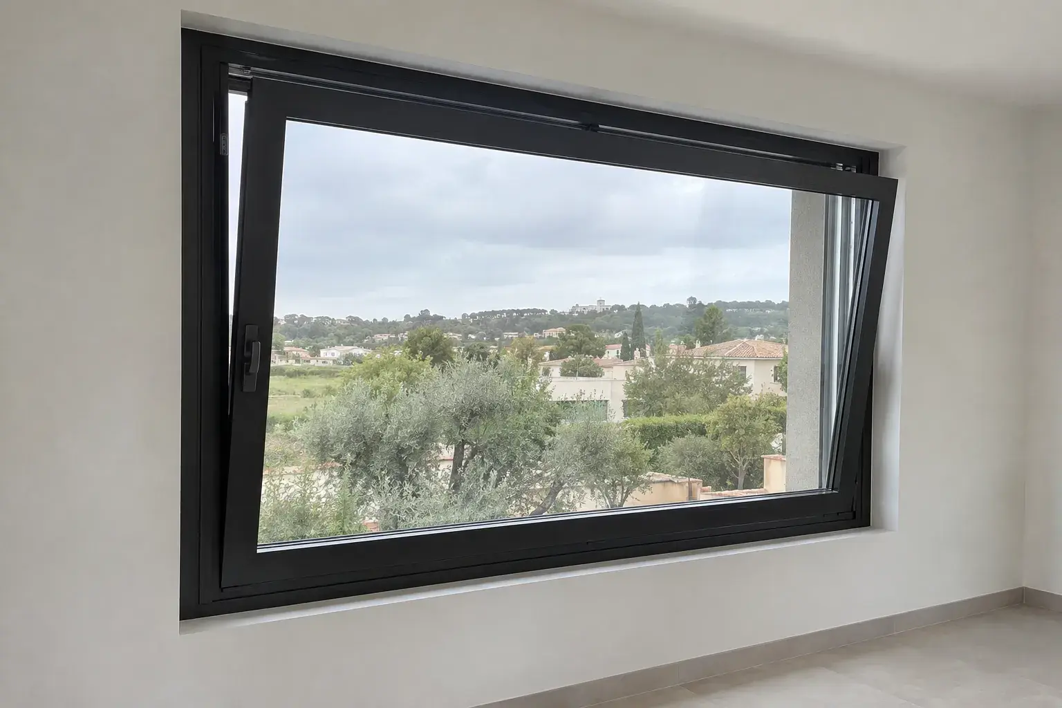 Crni aluminijumski prozor otvoren na kip u modernoj kući