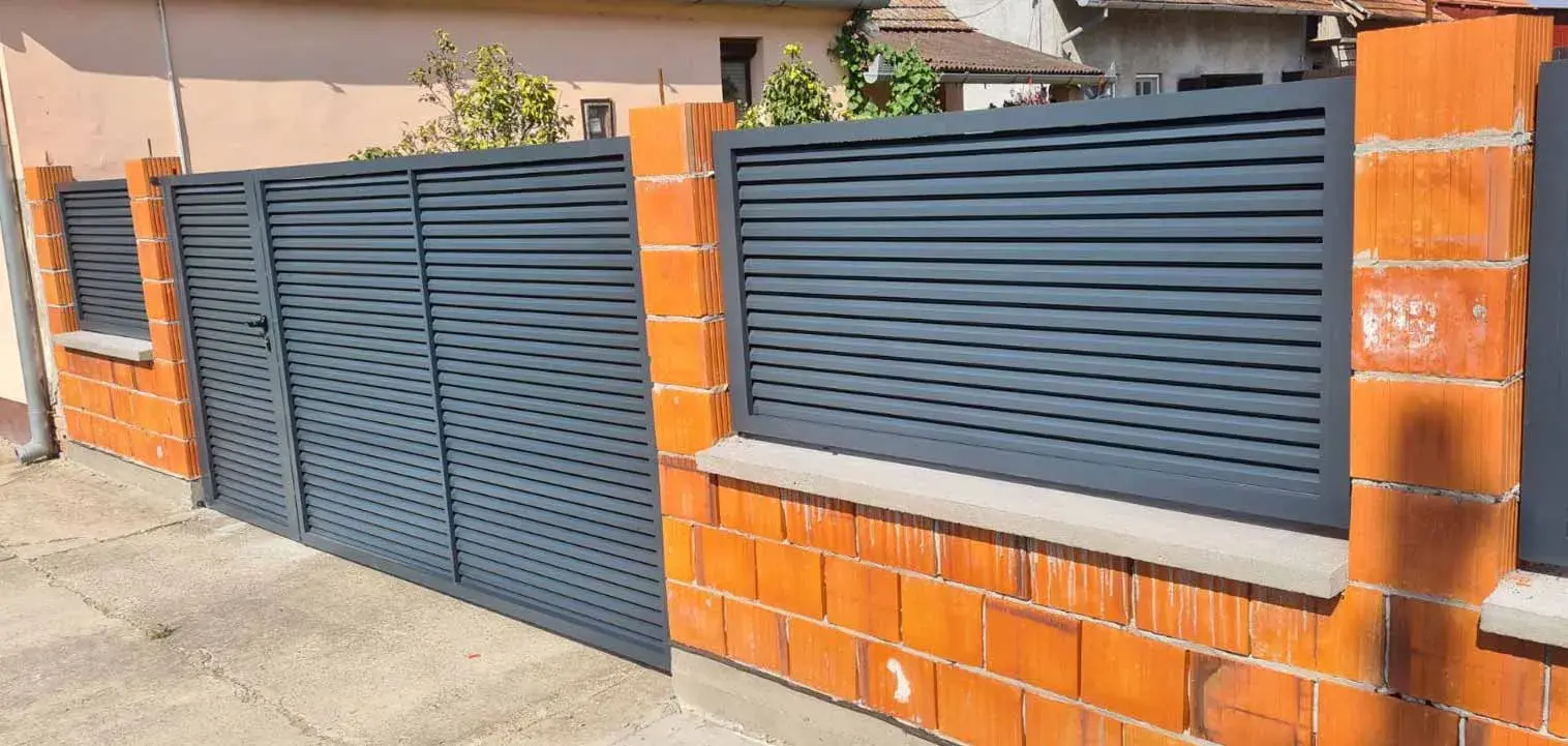 Antracit aluminijumska kapija i ograda sa lamelama na zidu od cigle