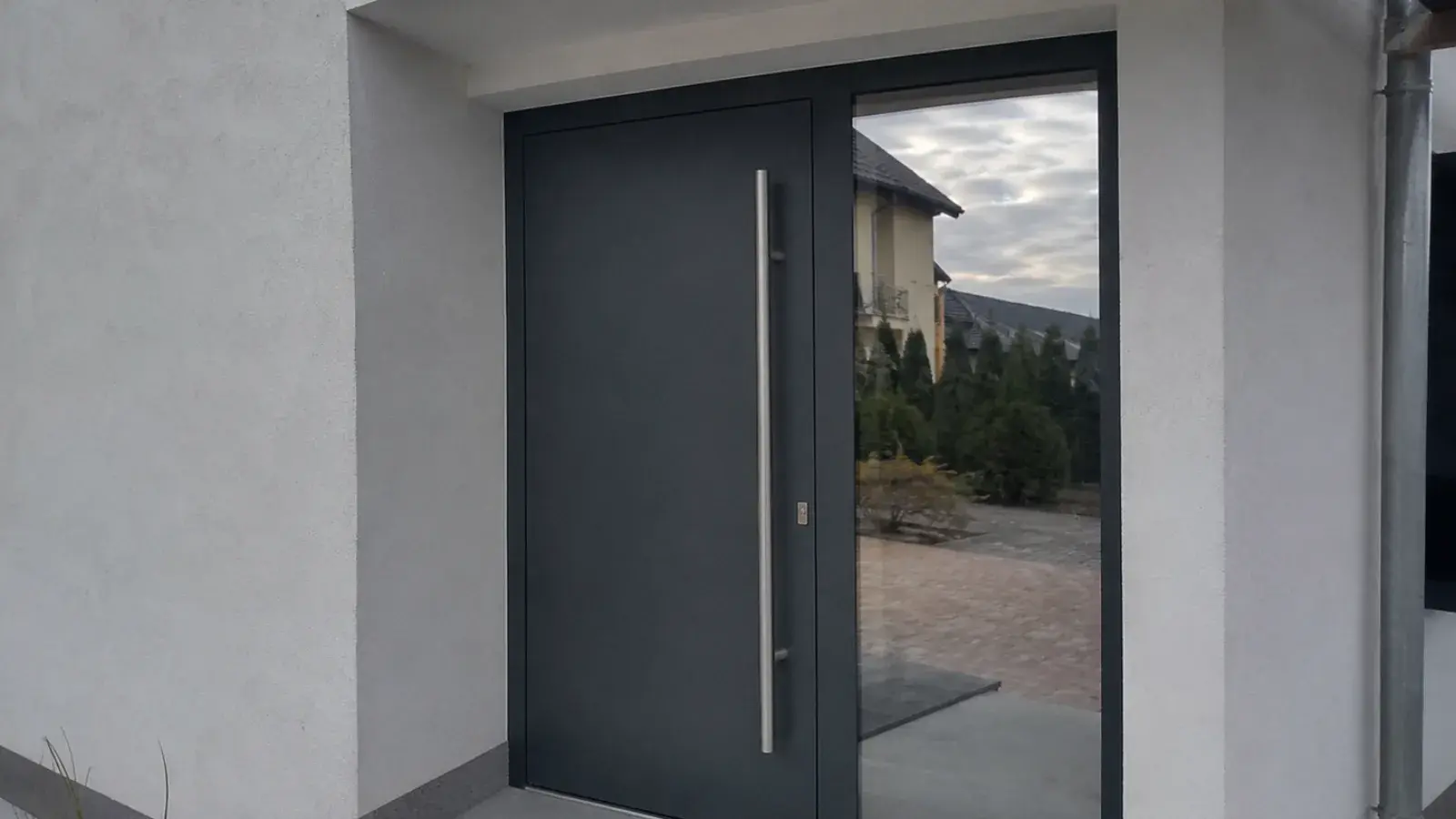 Antracit aluminijumska ulazna vrata sa dugom ručkom i bočnim staklom