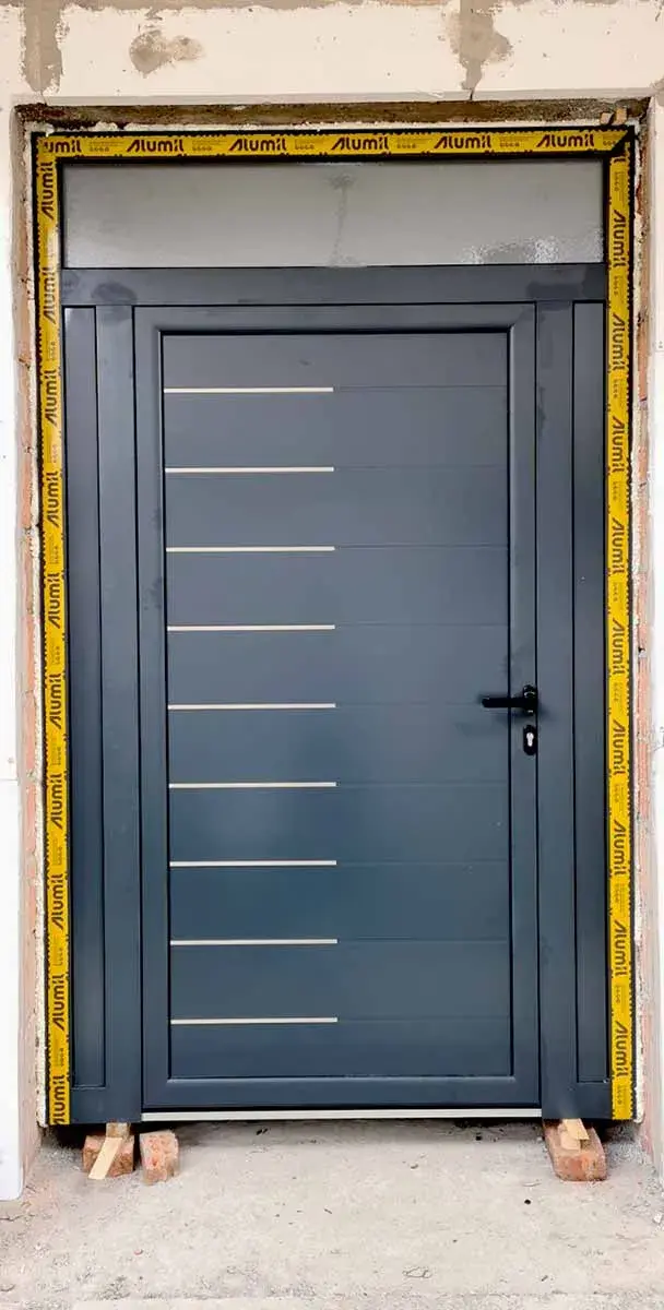 Antracit aluminijumska ulazna vrata sa ravnim panelom i inox umecima, tek postavljena u otvor
