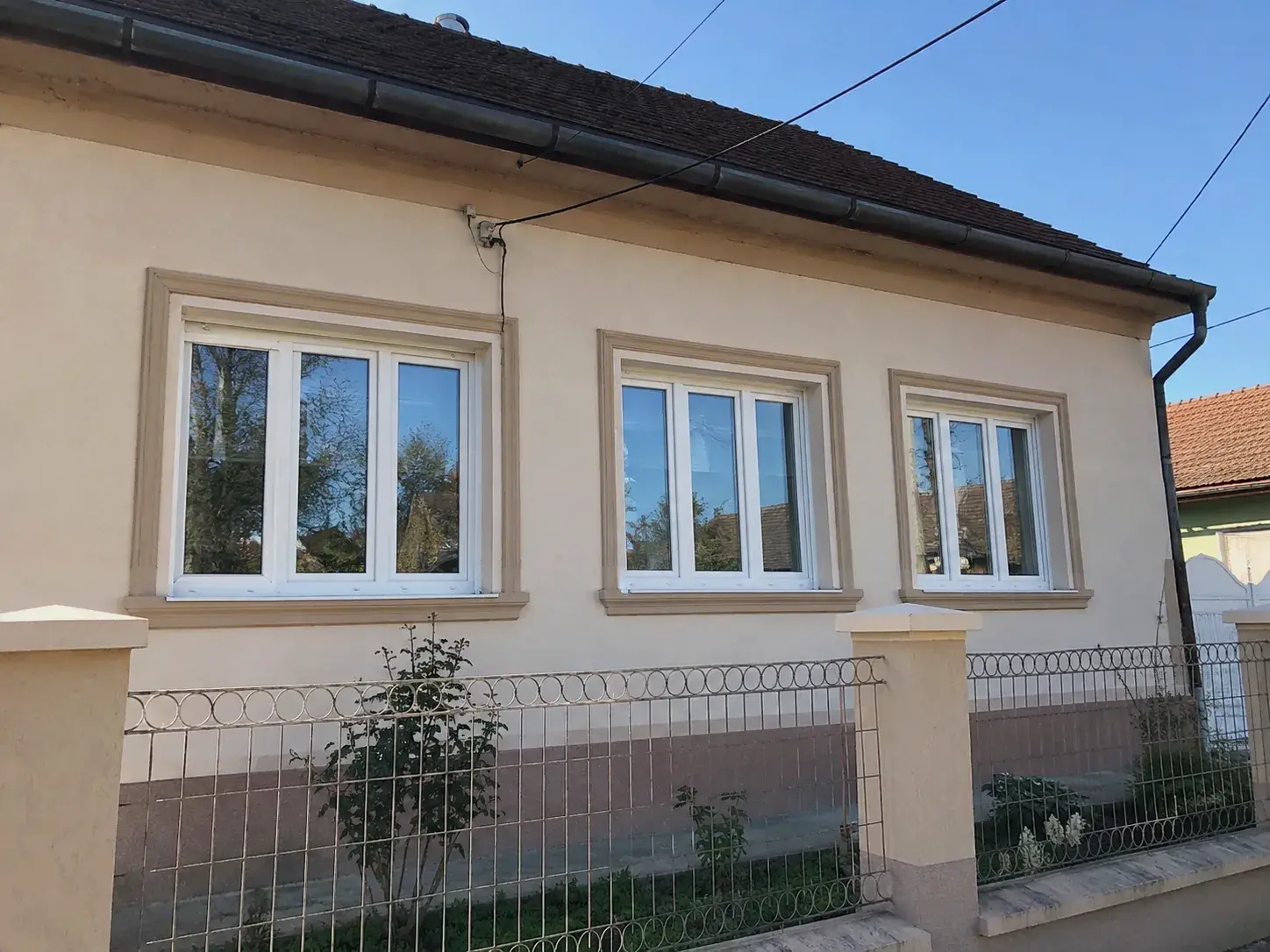 Porodična kuća sa novim belim PVC prozorima i ogradom