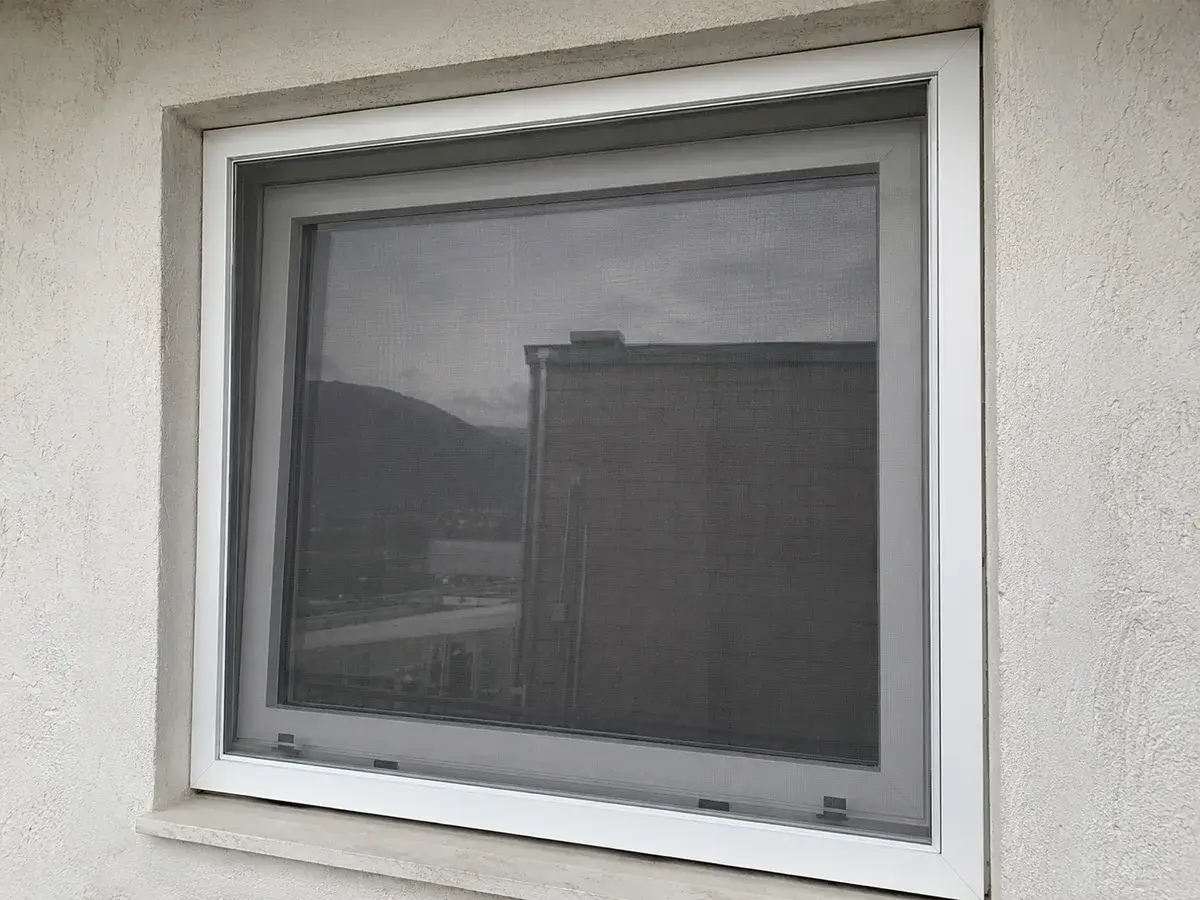 Fiksni komarnik na prozoru, pogled spolja