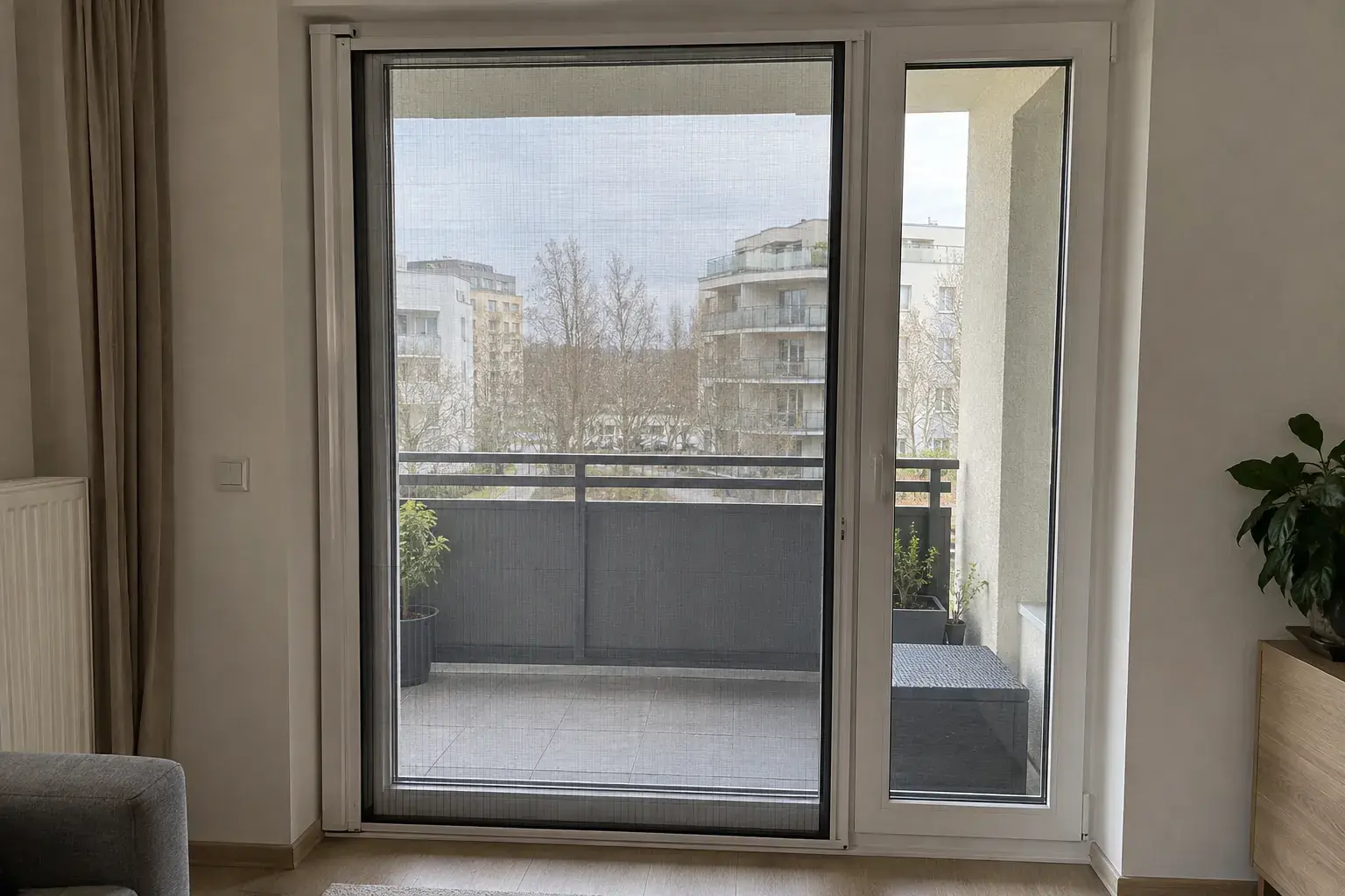 Bočni rolo komarnik izvučen preko belih balkonskih vrata