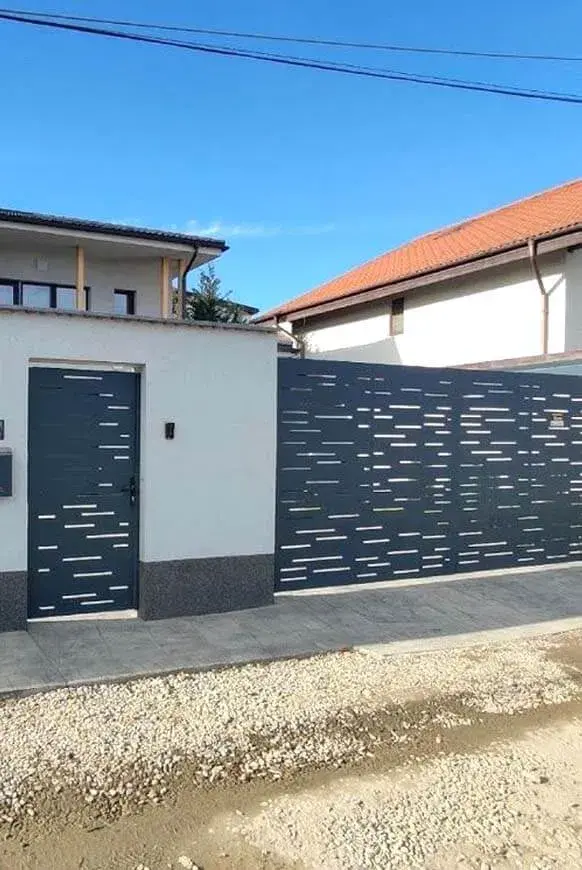 Crna aluminijumska pešačka kapija uz ogradu istog stila