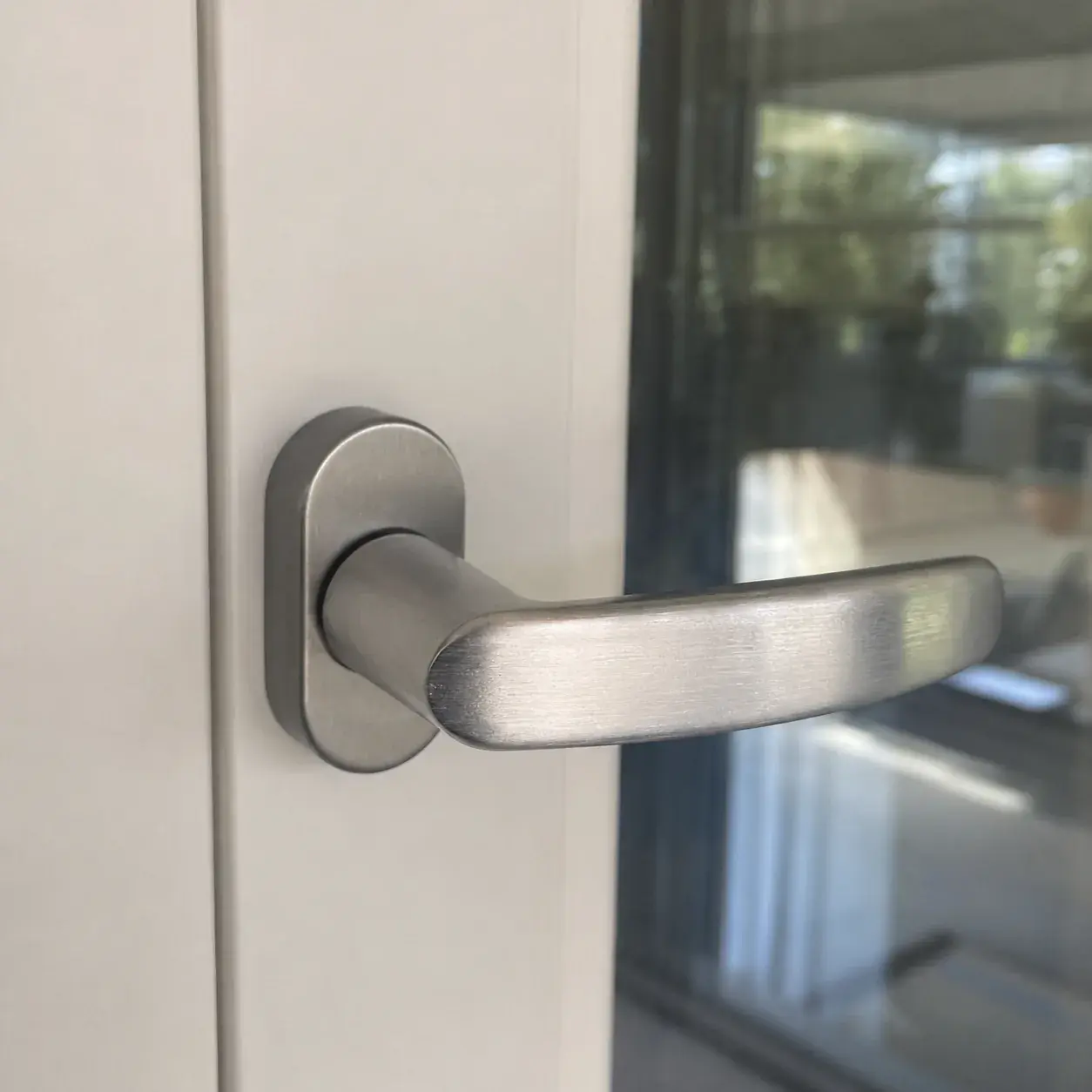 Kvaka od brušenog aluminijuma na novom PVC prozoru