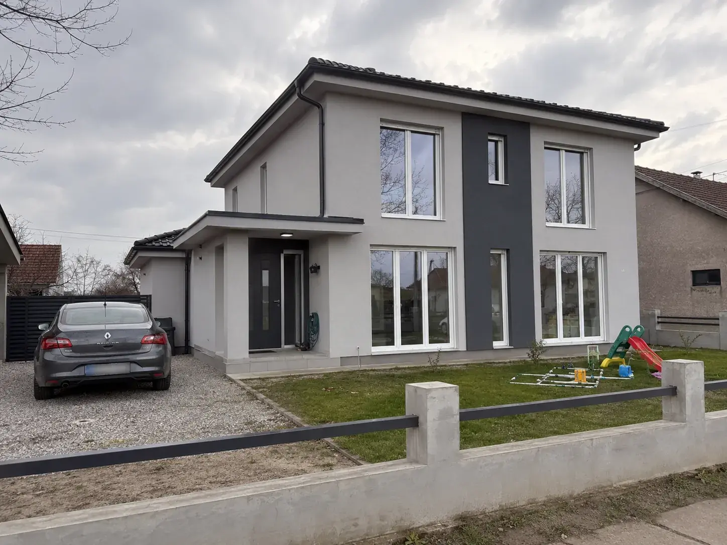 Nova kuća na sprat sa PVC prozorima i antracit ulaznim vratima