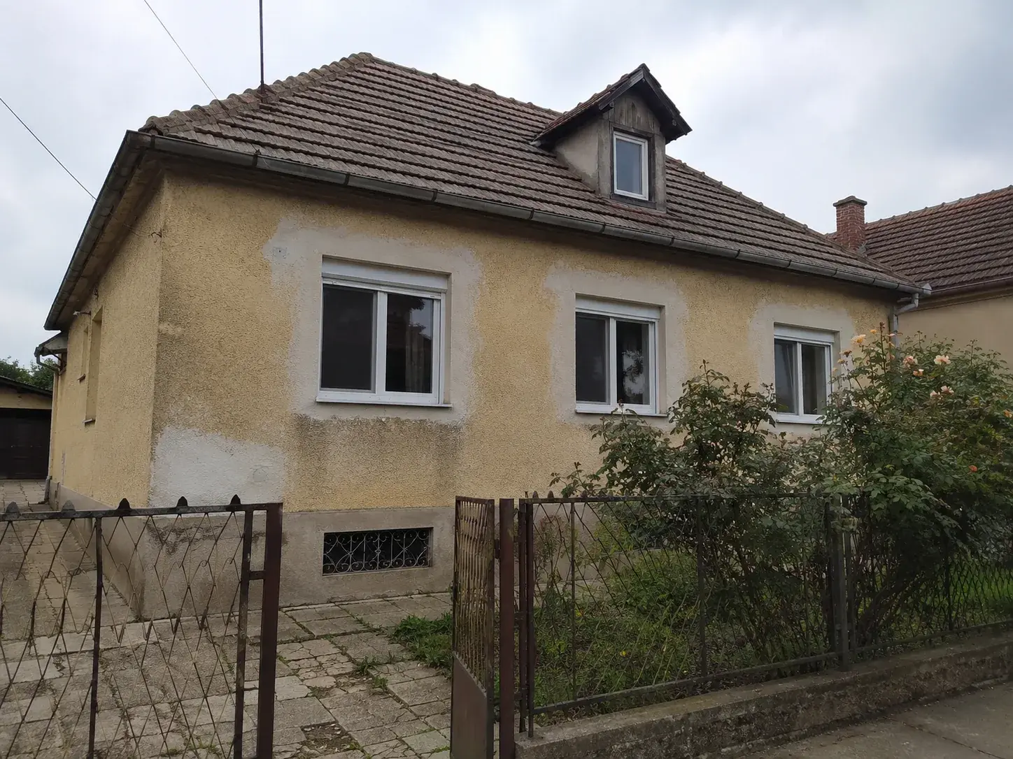 Kuća sa potkrovljem i novim belim PVC prozorima