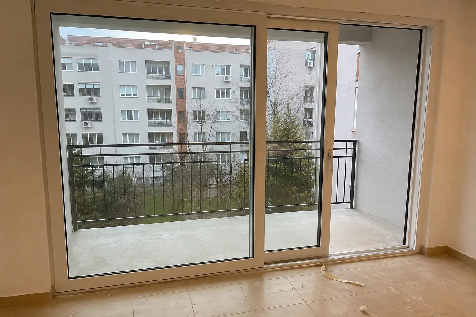 Bela PVC klizna vrata za izlaz na balkon stana
